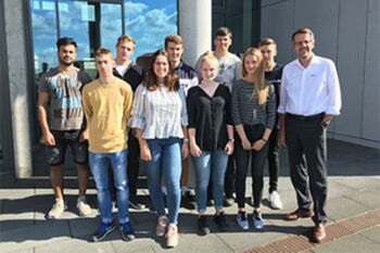 Geschäftsführer Frank Schnabel mit den neun Nachwuchskräften