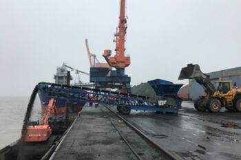 Beladung der Klappschute mittels Radlader und Förderband