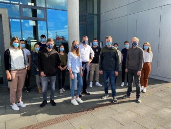 Frank Schnabel mit den neuen und ausgelernten Auszubildenden und Studenten sowie der Jugend- und Auszubildendenvertretung