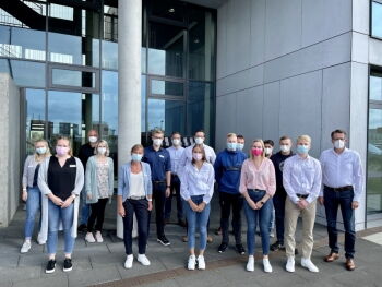 Frank Schnabel mit den neuen Auszubildenden und Studenten sowie ihren jeweiligen Ausbildern, dem Betriebsratsvorsitzenden und der Jugend- und Auszubildendenvertreterin