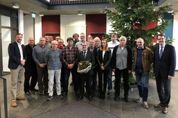 Hans Helmut Schramm & Frank Schnabel mit den Jubilaren und den Mitarbeitern, die in diesem Jahr in den Ruhestand verabschiedet wurden